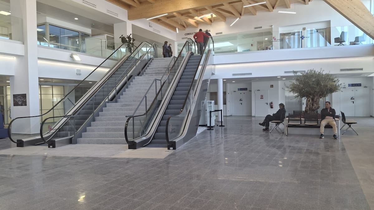 La entrada al Santa Bárbara se moderniza con un vestíbulo accesible y luminoso