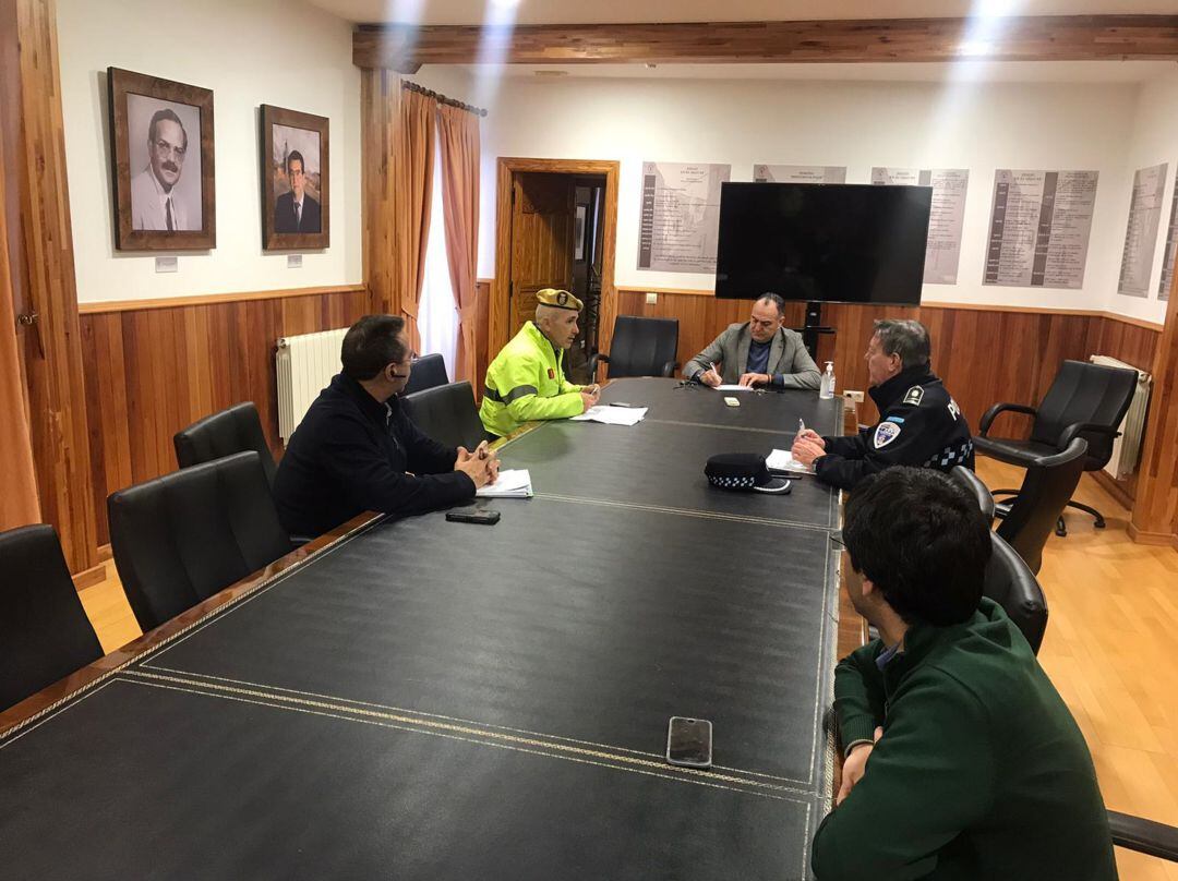 Reunión del alcalde del municipio con miembros de la UME