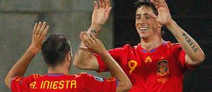 Fernando Torres, con Andrés Iniesta tras marcar el primer gol en el Liechtenstein 0 - España 4