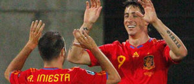 Fernando Torres, con Andrés Iniesta tras marcar el primer gol en el Liechtenstein 0 - España 4