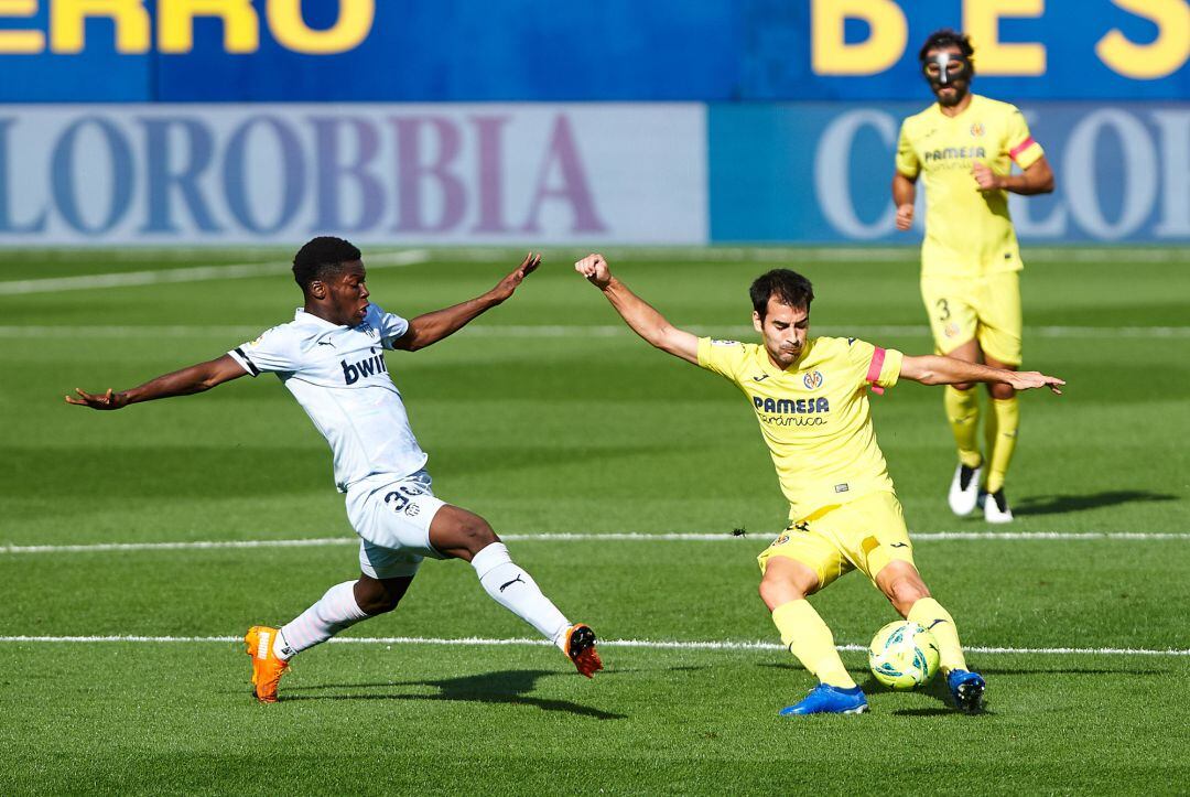 Manu Trigueros of Villarreal CF and Yunus Musah of Valencia CF during the La Liga Santander mach between Villarreal and Valencia at Estadio de la Ceramica, on October 18, 2020 in Vila-real Spain AFP7 
 ONLY FOR USE IN SPAIN