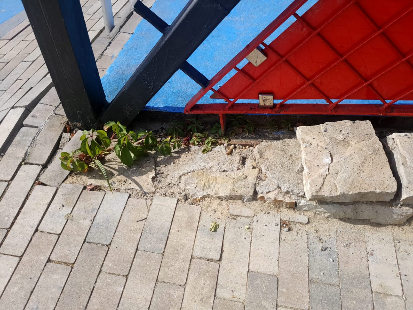 Así están los adoquines frente al puente de &quot;La playa de mi barrio&quot;