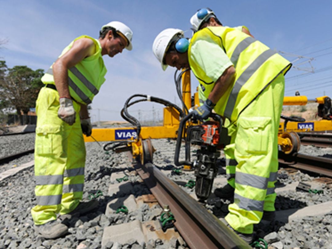 Operarios de vías realizando trabajos de mantenimiento