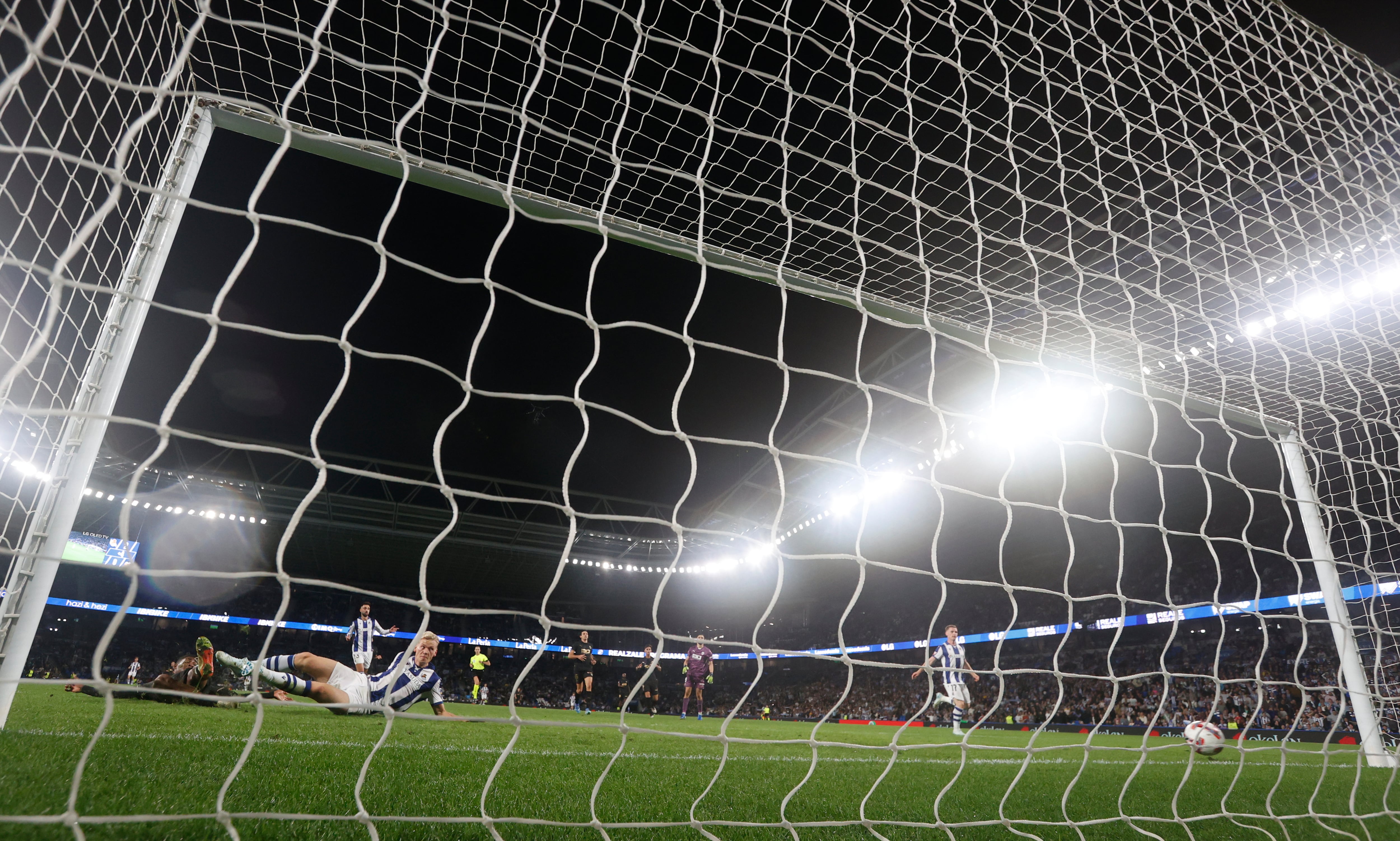 SAN SEBASTIÁN, 28/09/2024.- El delantero de la Real Sociedad Orri Óskarsson (i) marca el tercer gol ante el Valencia, durante el partido de LaLiga en Primera División que Real Sociedad y Valencia CF disputan este sábado en el Reale Arena, en San Sebastián. EFE/Javier Etxezarreta
