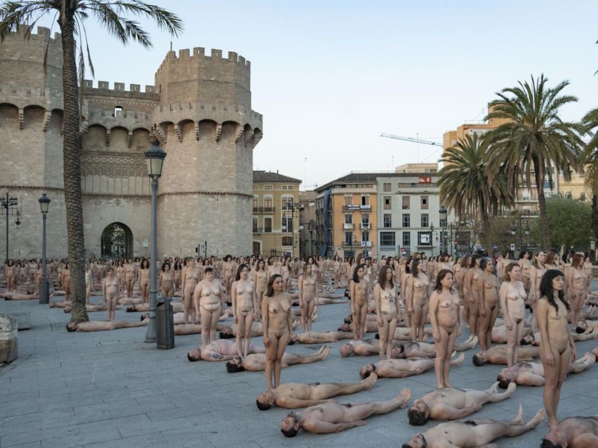 Spencer Tunick muestra en Valencia "la piel del Mediterráneo" con un desnudo masivo con protagonismo femenino