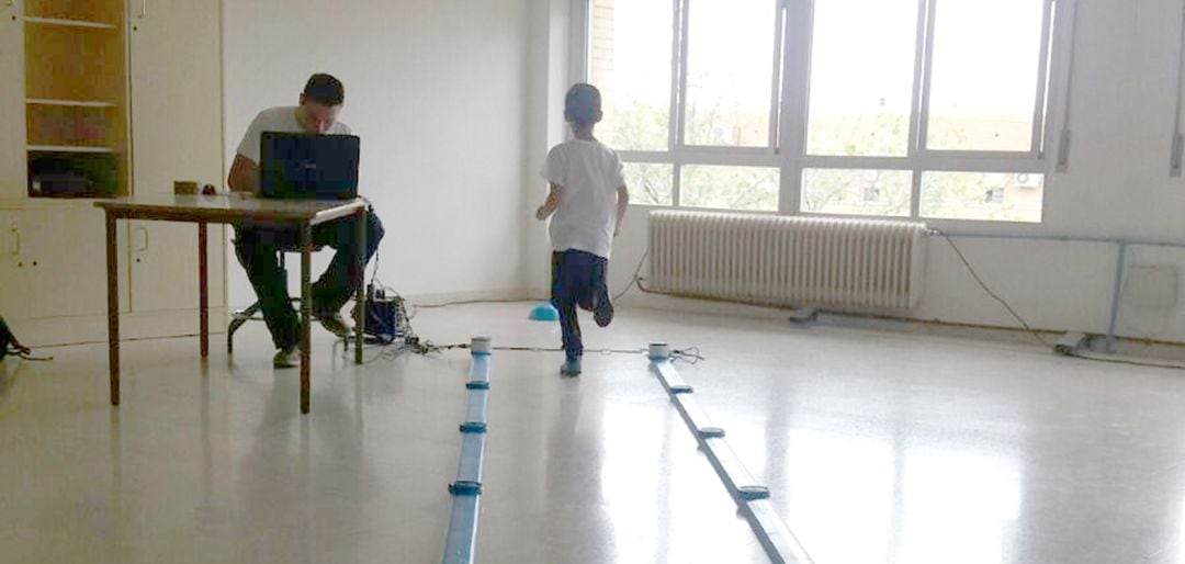 Un niño corre durante una de las pruebas del estudio realizado por la Universidad de Jaén.