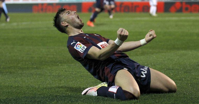 Sergi Enrich celebra el segundo gol de su equipo ante la Real Sociedad.