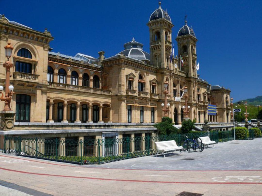 Eneko Goia, alcalde de San Sebastián, y Jaime Domínguez-Macaya, concejal de Hacienda y Finanzas, han dado una rueda de prensa tras la Junta de Gobierno Local.