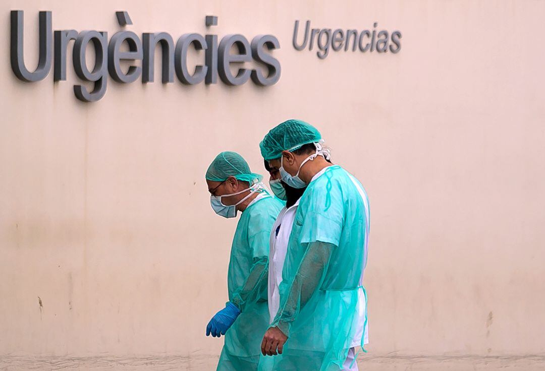 Tres sanitarios acceden a un centro sanitario durante la crisis del coronavirus en València. 