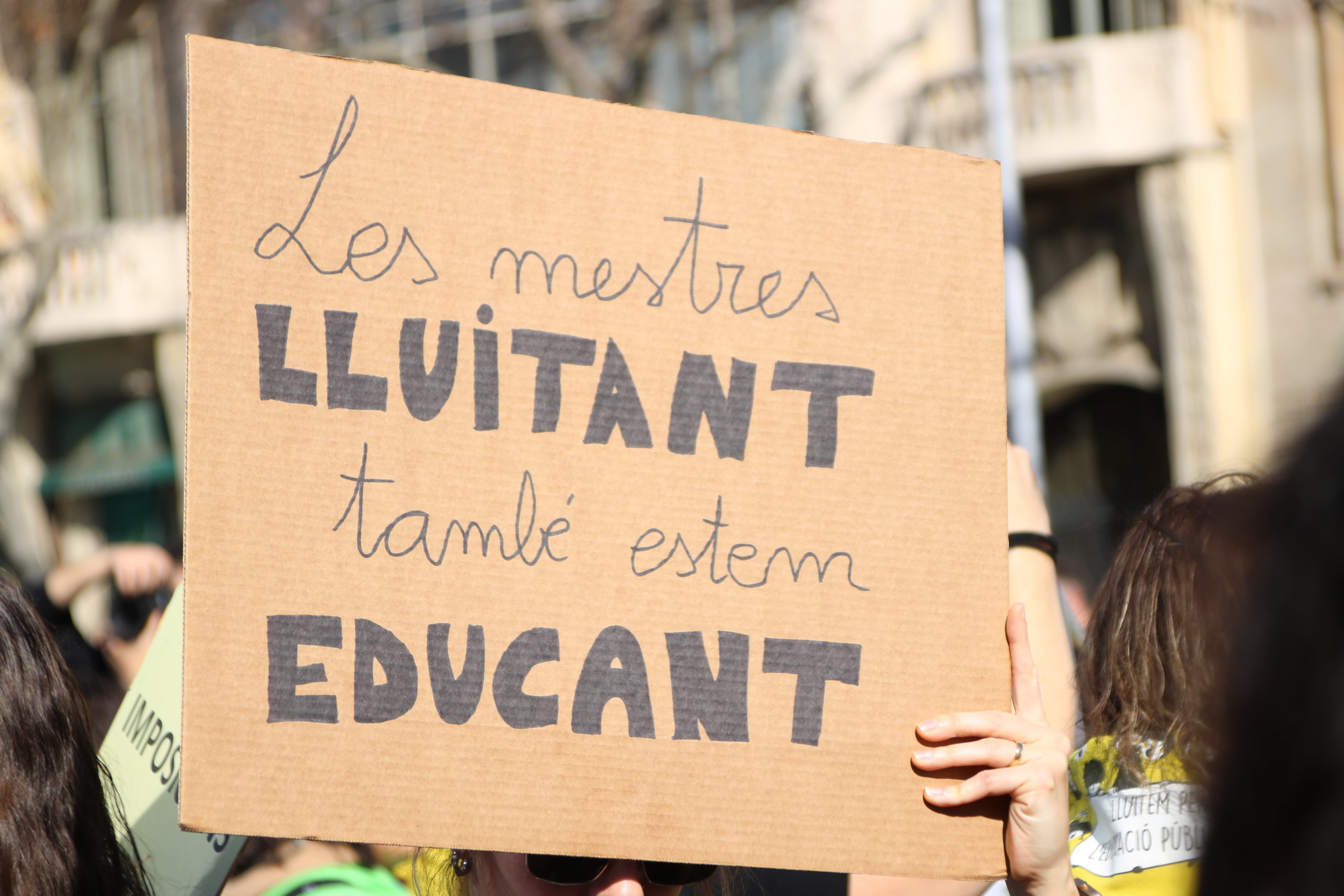 Una pancarta durant la manifestació d'educació, als Jardinets de Gràcia