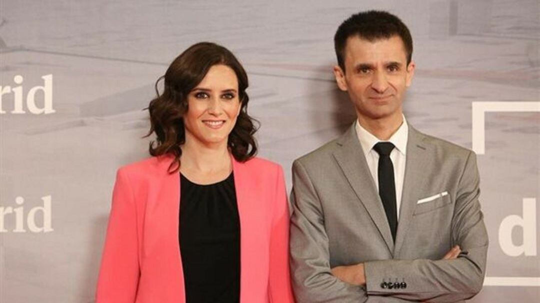 La presidenta de la comunidad Isabel Díaz Ayuso y el director de Telemadrid José Pablo López.