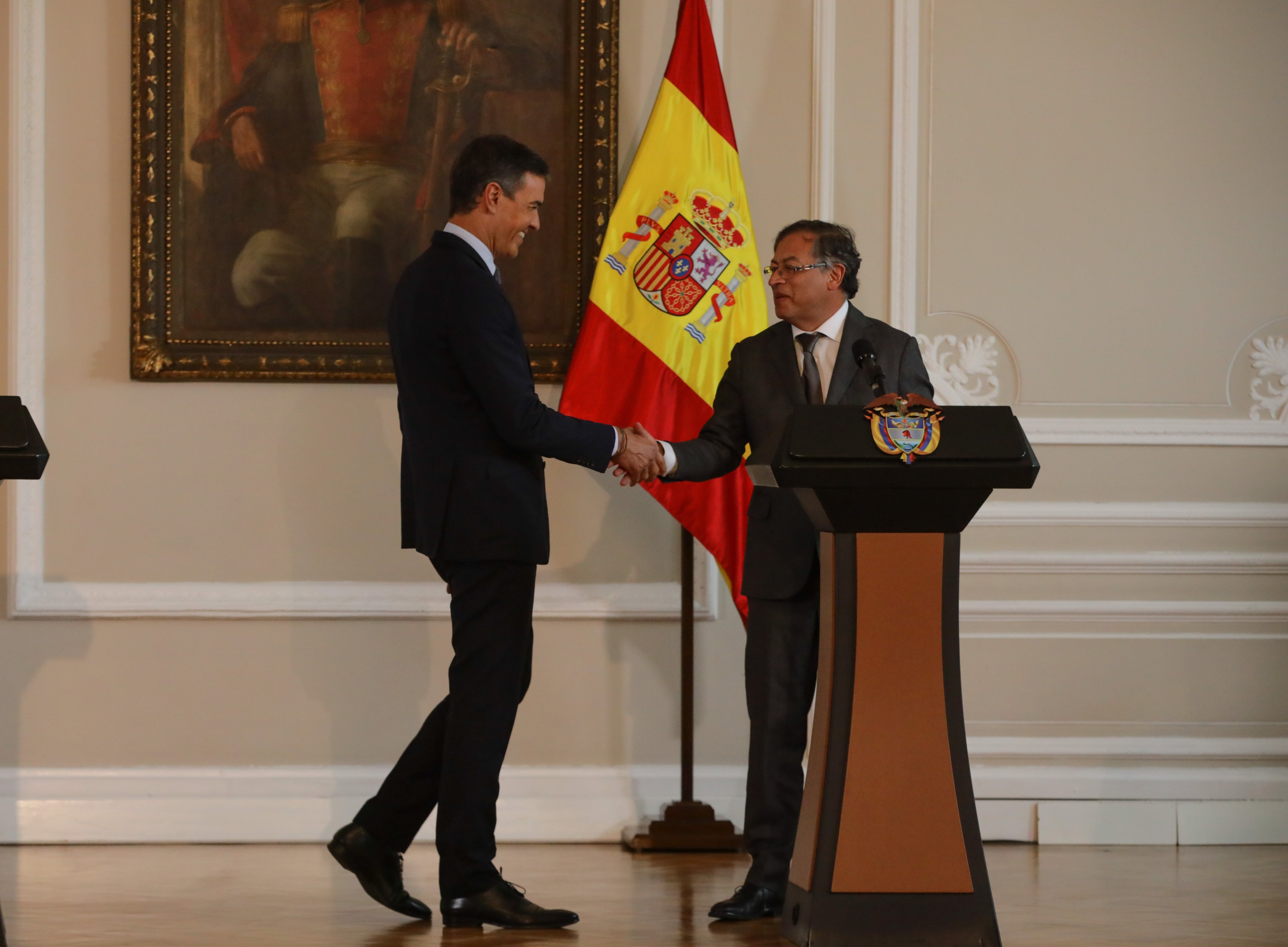 El presidente colombiano, Gustavo Petro (D) y el presidente del gobierno español, Pedro Sánchez (I).