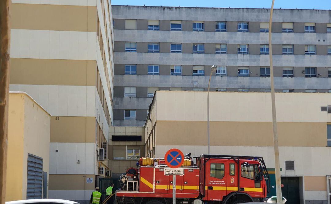 Efectivos de la UME, esta mañana en el 'Punta Europa' de Algeciras.
