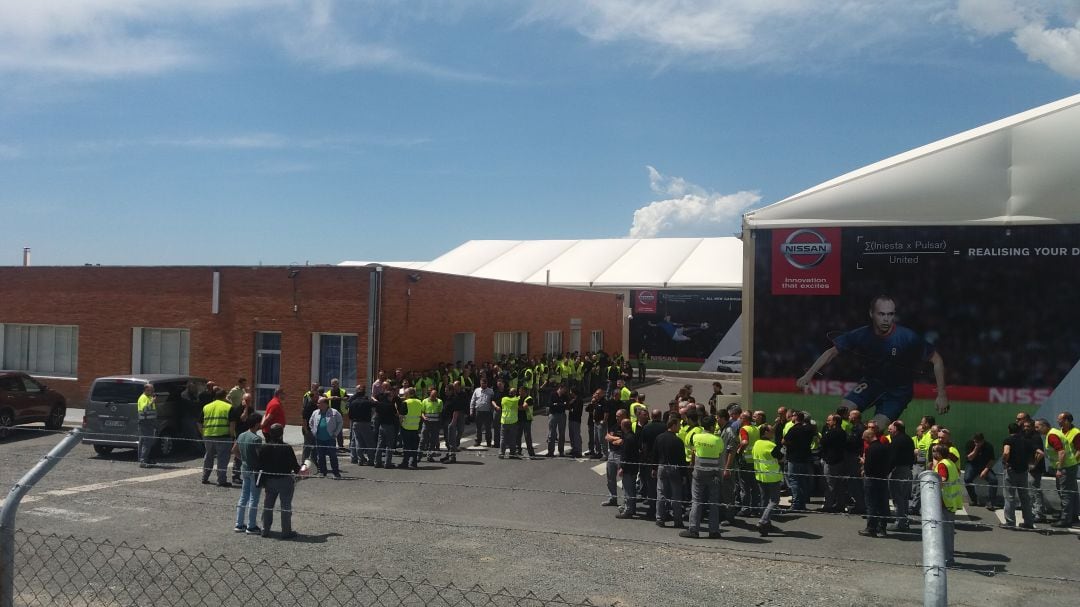 Imagen de archivo de trabajadores reunidos a las puertas de la fábrica