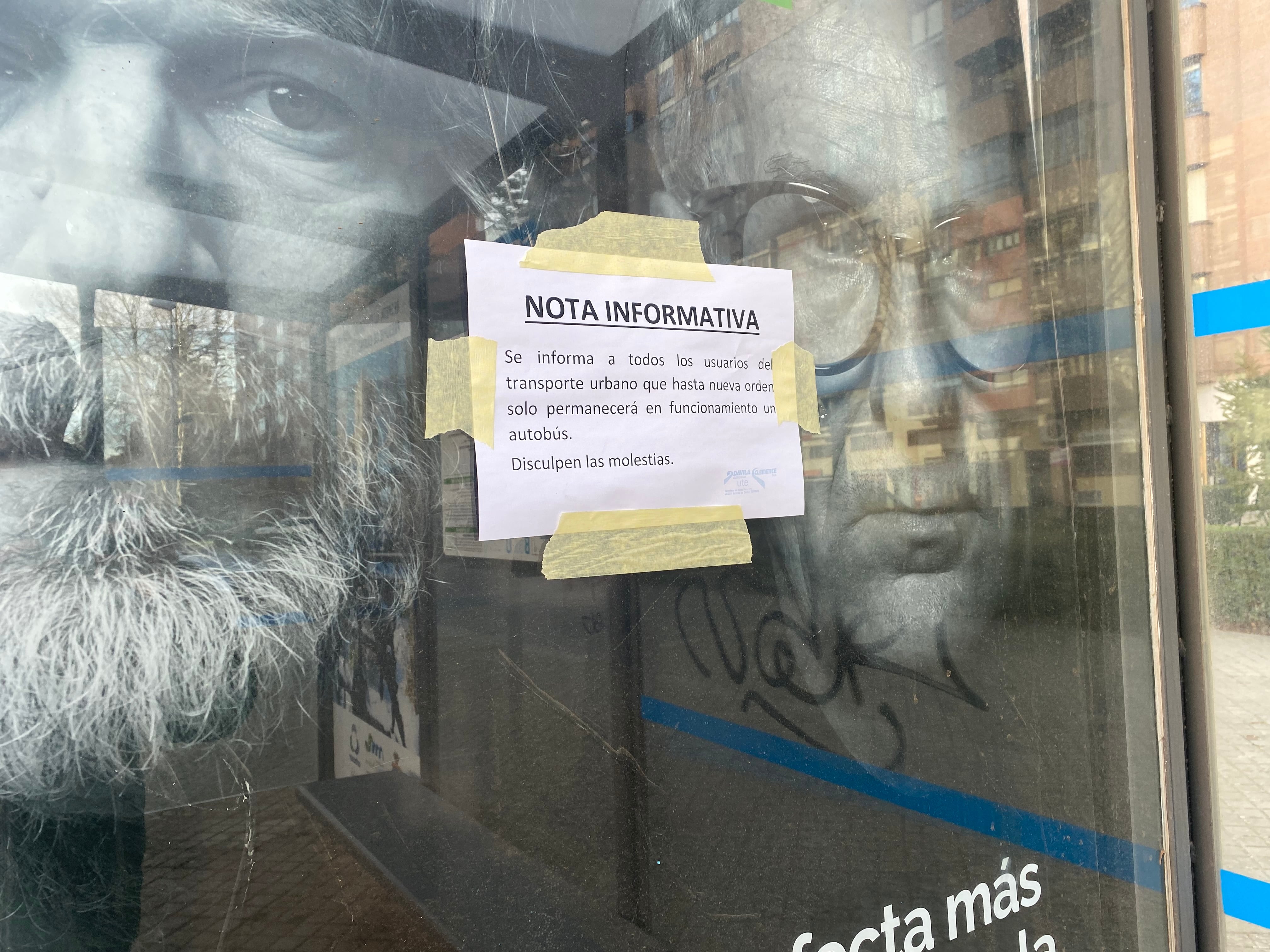 Nota informativa en la marquesina del bus urbano de Aranda