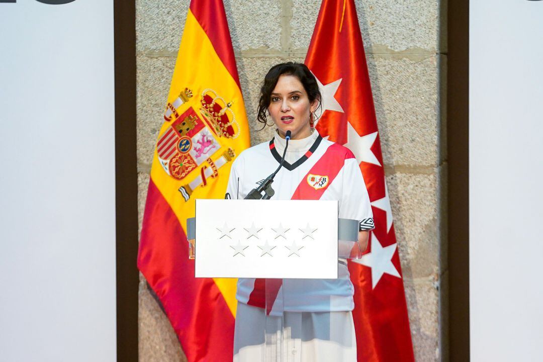 La presidenta de Madrid, Isabel Díaz Ayuso, durante el recibimiento en el Ayuntamiento al Club de Fútbol Rayo Vallecano de Madrid tras su ascenso a Primera División hace unos días.