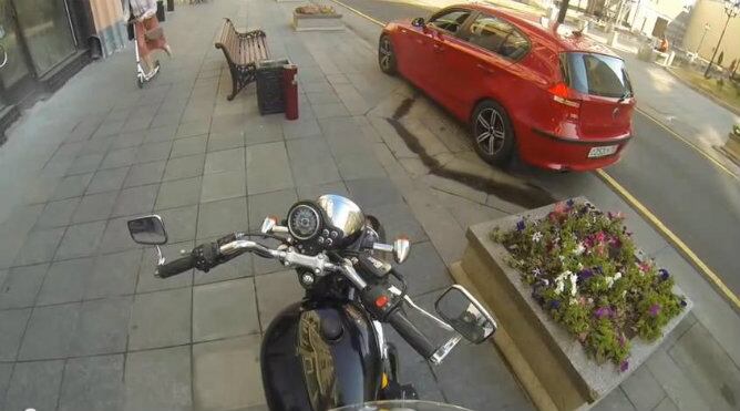 Una mujer rusa persigue a los conductores que arrojan basura por la ventanilla del coche