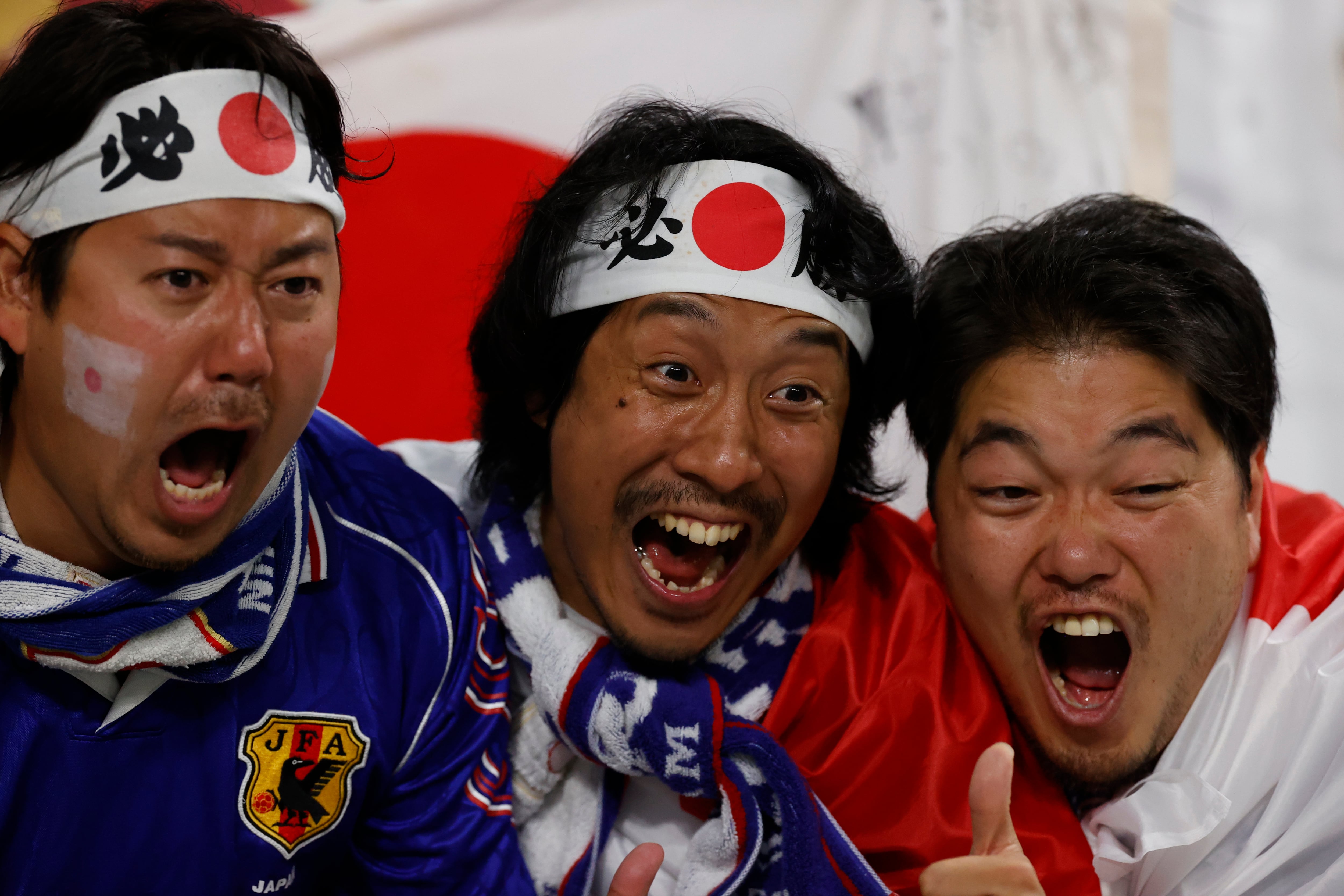 Aficionados de Japón celebran su pase a octavos de final.