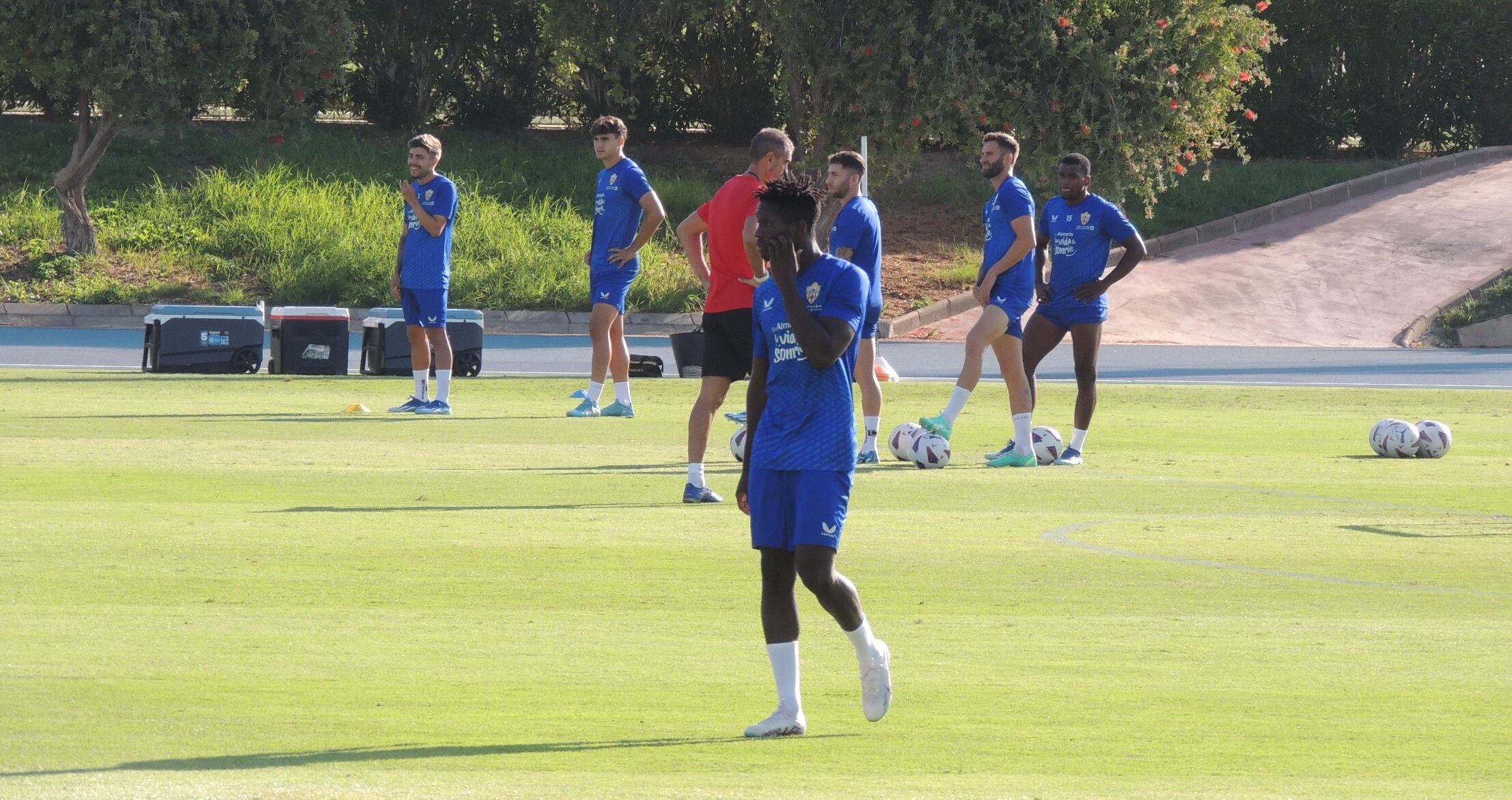 Marciano en primer plano con Garitano detrás en el campo Anexo.