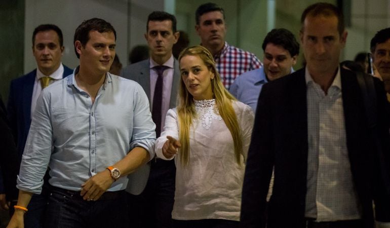 el presidenet de Ciudadanos, Albert Rivera, acompañado por la esposa del preso político venezolano Leopoldo Lopez, Lilian Tintori, a su llegada al aeropuerto de Caracas