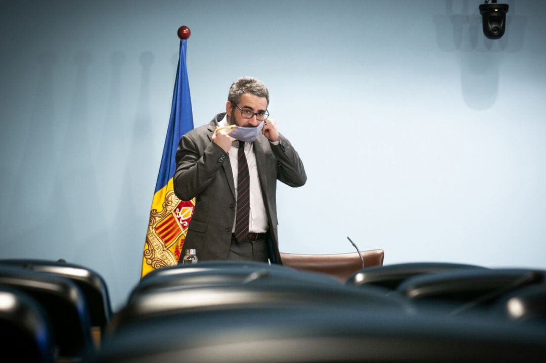 El ministre portaveu del Govern, Eric Jover, col·locant-se la mascareta després d'intervenir a la roda de premsa diària per actualtizar les dades sobre la Covid-19 al país.