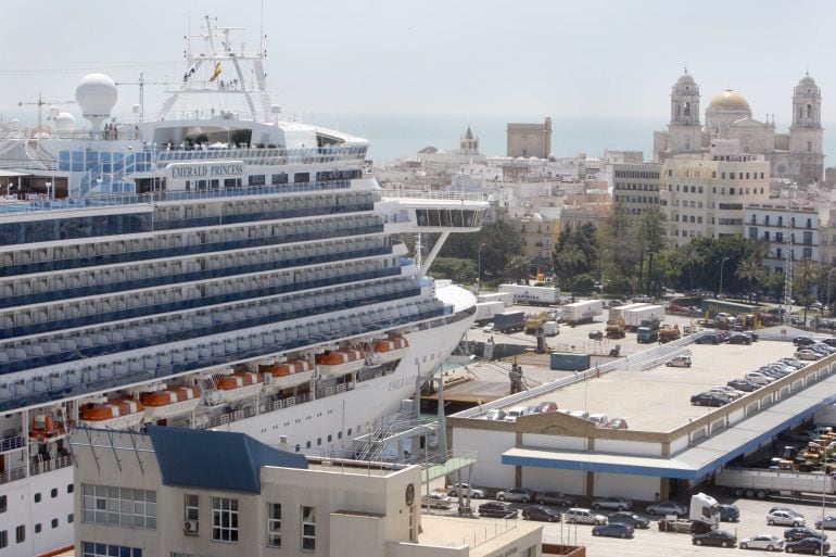 Crucero atracado en el Puerto de la Bahía de Cádiz