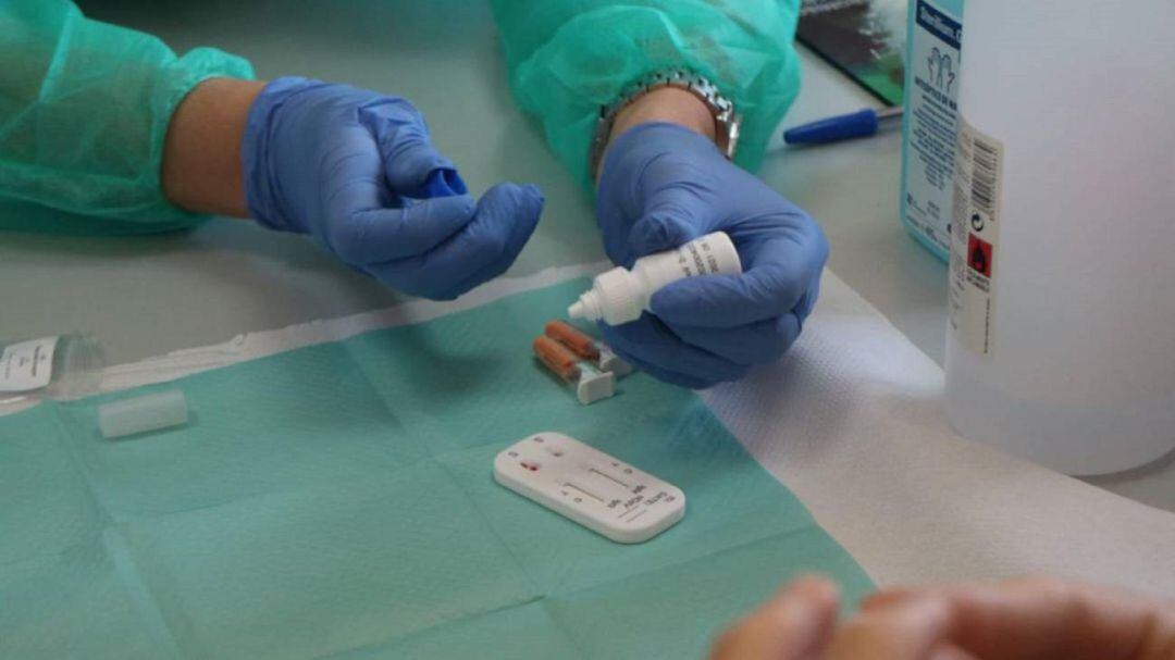 Una sanitaria con análisis de coronavirus.