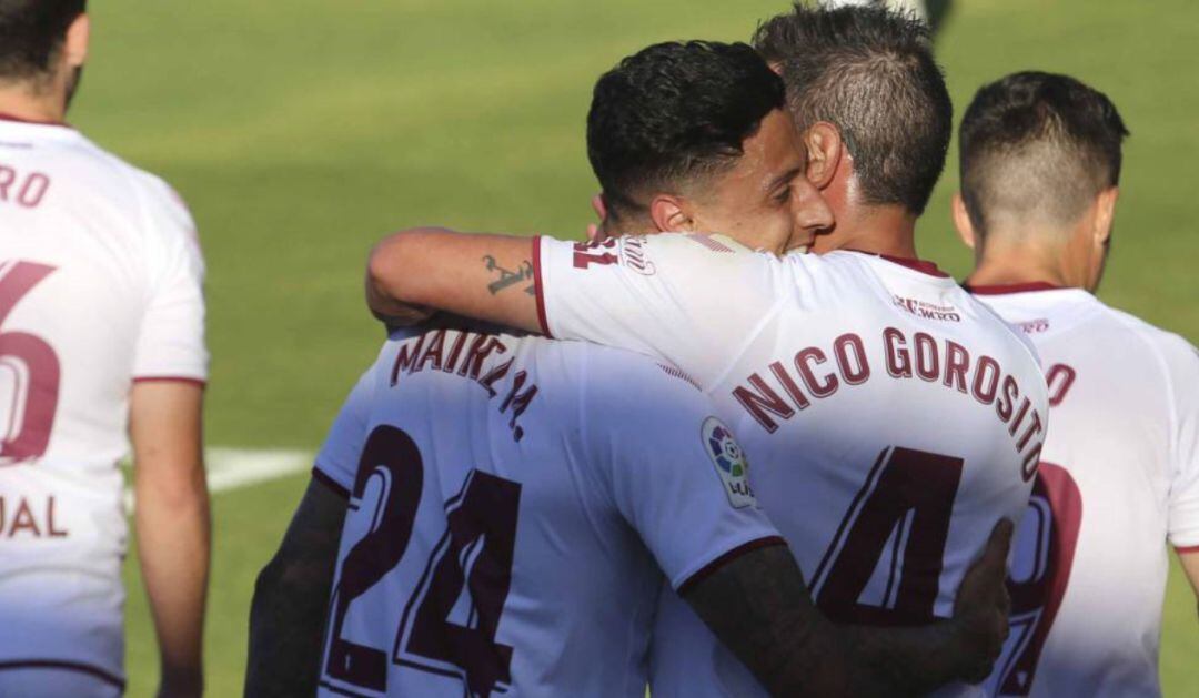 Los jugadores del Albacete celebran el gol de Maikel Mesa