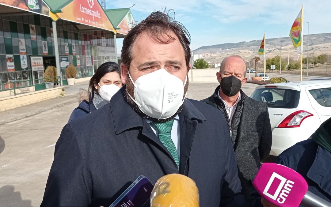 Núñez, entre Jiménez (i) y Tortosa (d) durante su visita a Cuenca