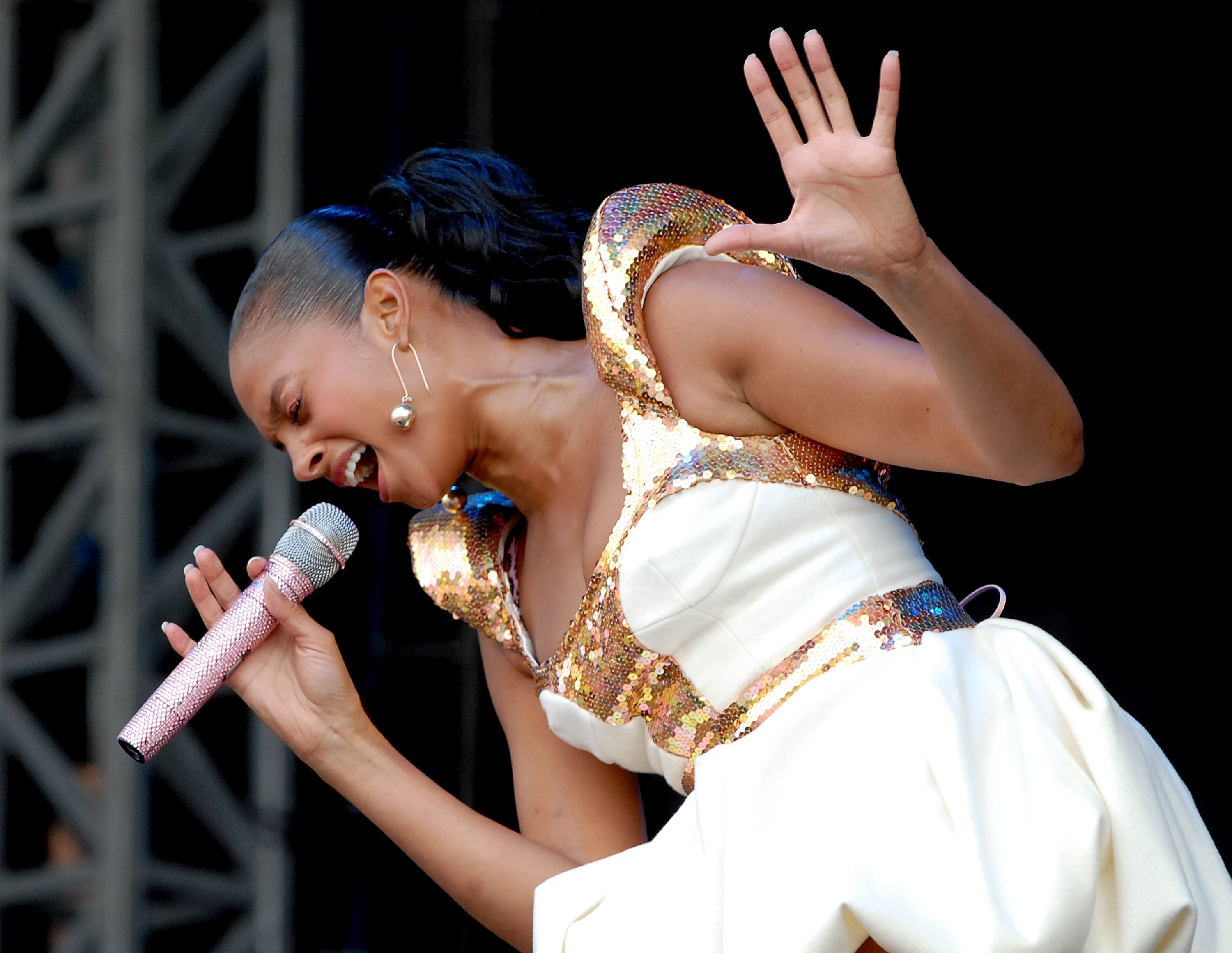 Alesha Dixon actúa en el V Festival at Weston Park