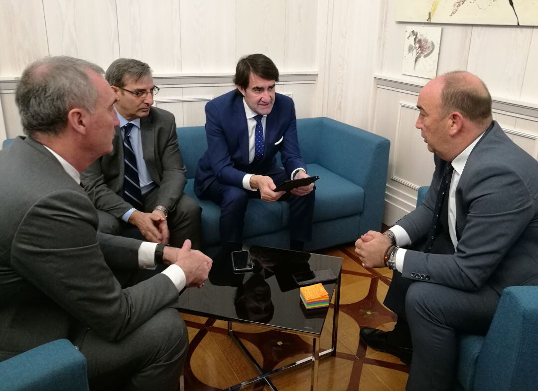 Momento de la reunión entre el presidente de la Diputación Miguel Ángel de Vicente (d) y el consejero Juan Carlos Suárez Quiñones (C) en presencia del delegado territorial José Mazarías (i) y el viceconsejero José Luis Sanz Merino