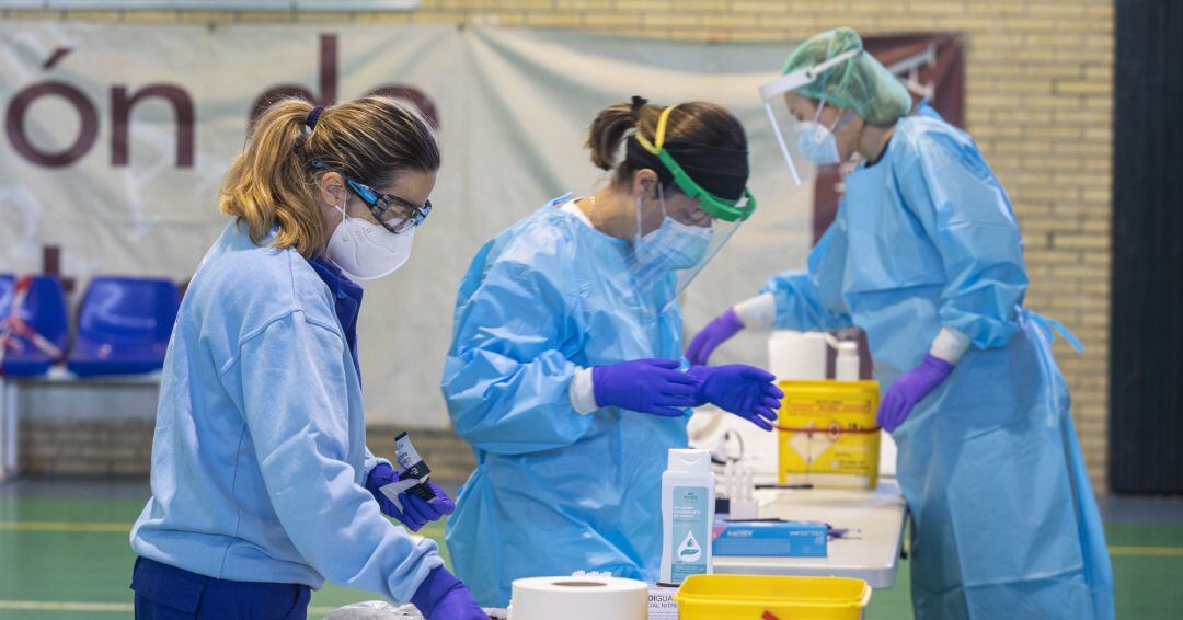 Sanitarios en la prueba de test antígenos para el cribado masivo de la detección del covid 19 en el municipio de Utrera (Sevilla).