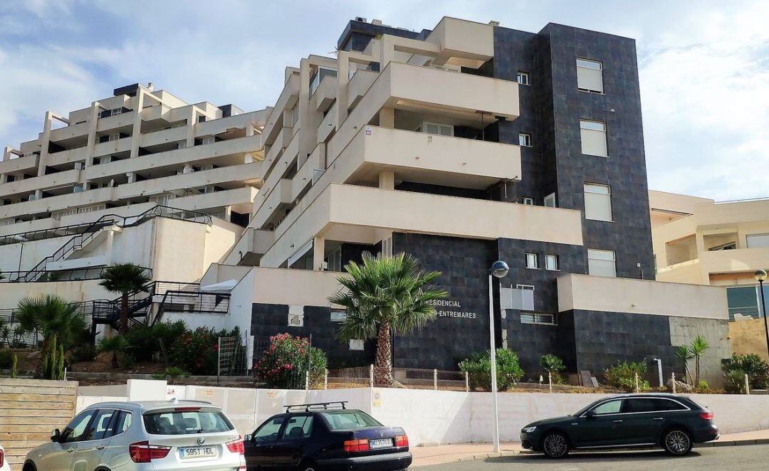 Edificio precintado en la zona del Dos Mares de La Manga por el desprendimiento de placas de su fachada