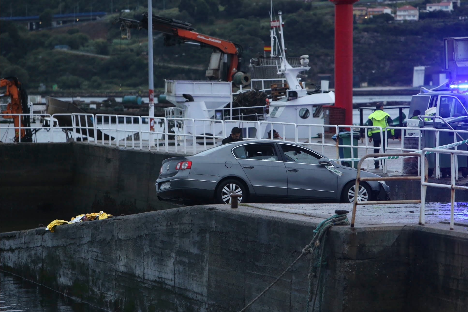 SANTIAGO DE COMPOSTELA, 05/10/2024.- Las fuerzas del orden trabajan para esclarecer las circunstancias en torno al hallazgo, esta pasada madrugada, del cuerpo sin vida de una mujer localizado flotando en el mar en el municipio pontevedrés de Moaña. El cuerpo sin vida de la mujer fue localizado flotando en el agua durante las tareas de retirada de un vehículo, manejado por un hombre al que rescataron los servicios de intervención, informa el 112 Emerxencias Galicia.EFE/ Sxenic
