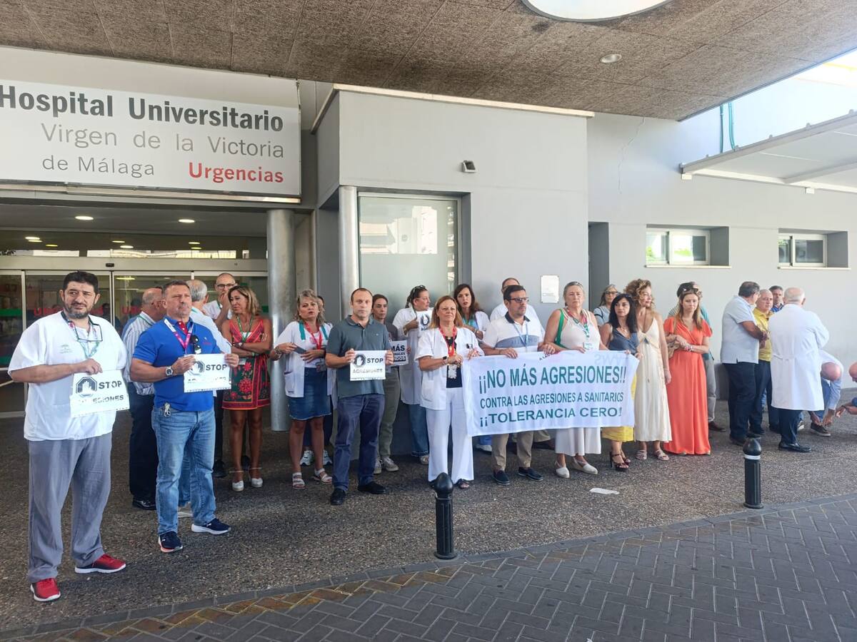 Pacientes agreden a dos médicos del hospital Clínico de Málaga:"La situación es insostenible"