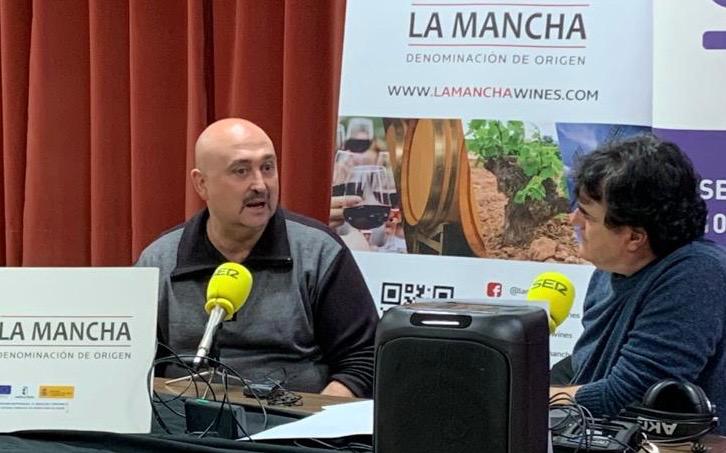 Ángel Ortega, gerente de la DO La Mancha, entrevistado por Paco Auñón (Izq.), director y presentador de Hoy por Hoy Cuenca.
