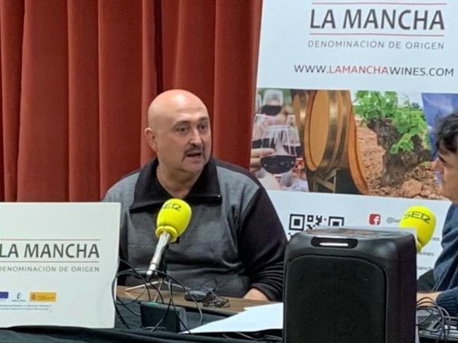 Ángel Ortega, gerente de la DO La Mancha, entrevistado por Paco Auñón (Izq.), director y presentador de Hoy por Hoy Cuenca.