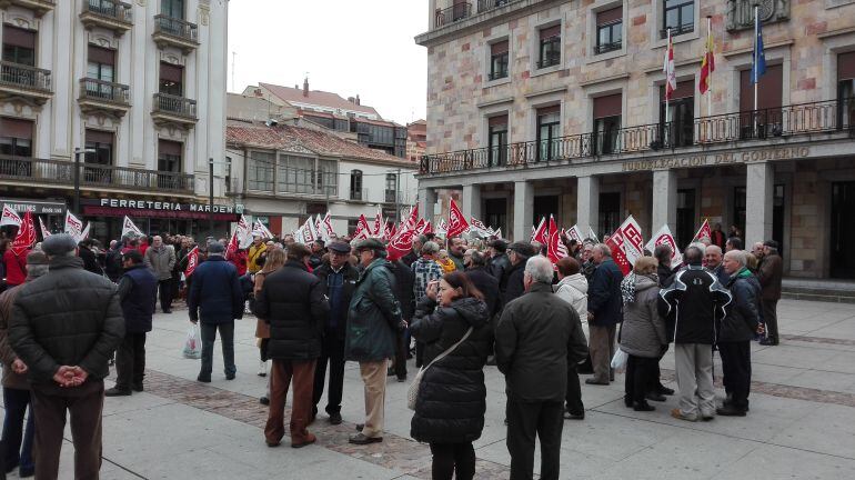 Concentración convocada por las federaciones de jubilados de UGT y CCOO
