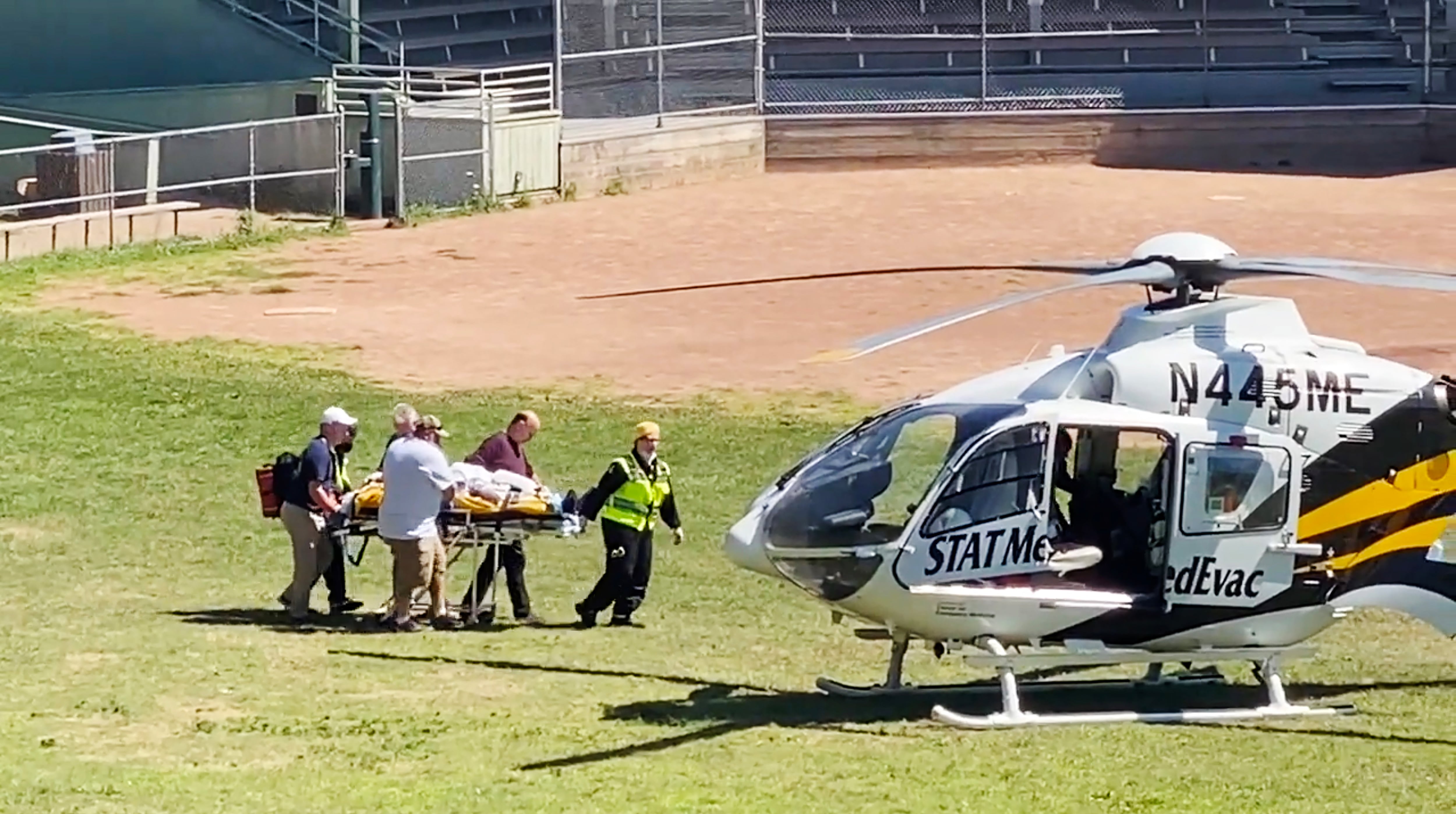 Fotograma de un vídeo publicado en Twitter del momento en el que el escritor Salman Rushdie es evacuado en helicóptero (EFE/EPA/·HoratioGates3).