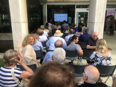 Los asistentes también han podido seguir el pleno desde una pantalla instalada en el exterior del Consell
