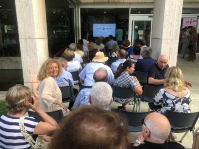 Los asistentes también han podido seguir el pleno desde una pantalla instalada en el exterior del Consell