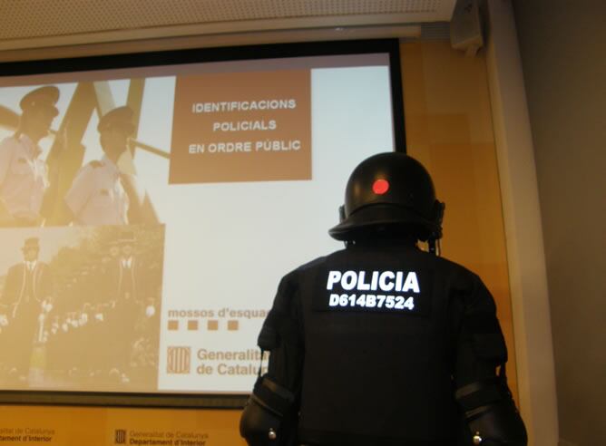 Los antidisturbios llevarán un número de identificación en la espalda que los ciudadanos podrán utilizar para denunciar presuntos abusos policiales