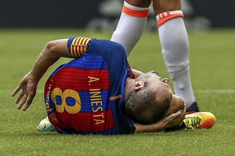 Iniesta se duele en la hierba de Mestalla 