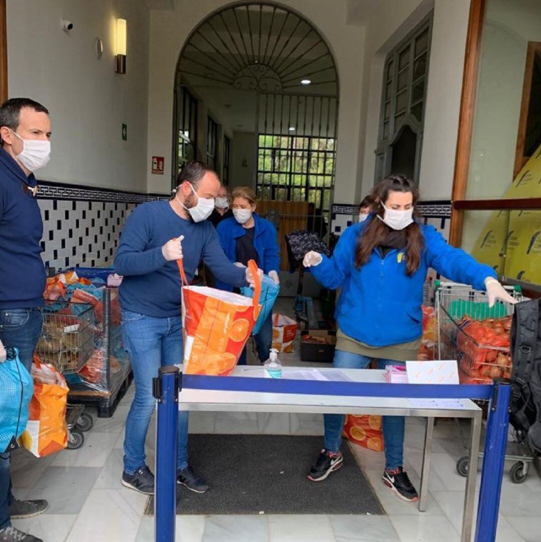 Reparto de comida en Casa Caridad de València durante la crisis del coronavirus