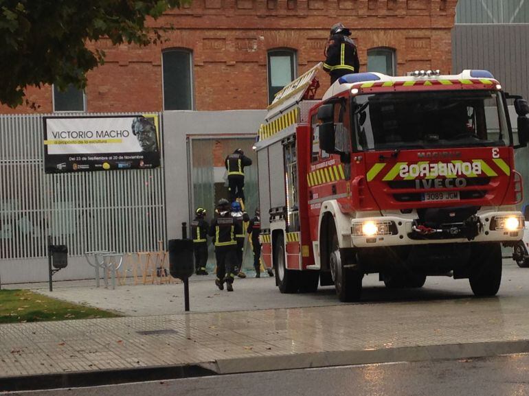 Bomberos procediendo a retirar los cristales rotos