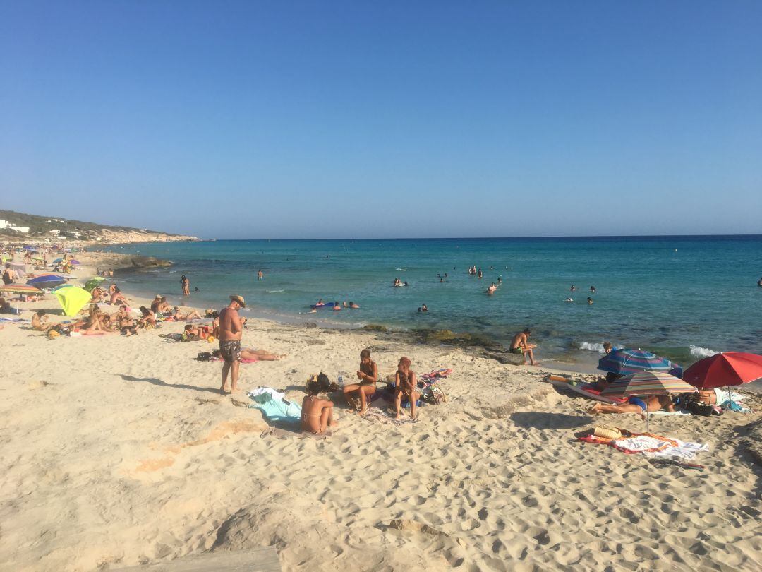 Imagen de archivo de turistas en una playa de Formentera
