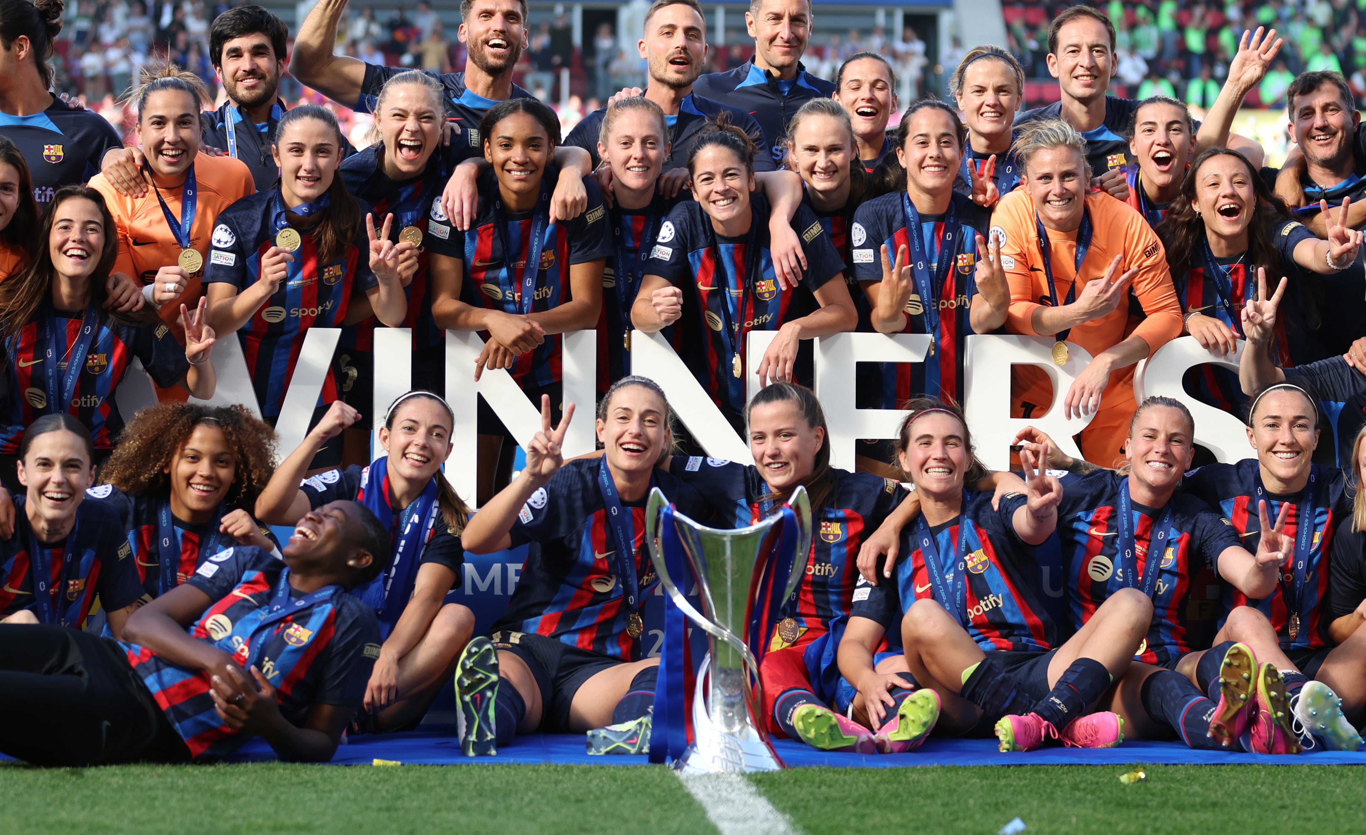 Jugadoras del FC Barcelona femenino celebrando el título de la Champions 2022/23