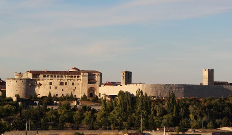 Parque de la Huerta del Duque y Castillo de Cuéllar junto a la muralla donde se van a desarrollar parte de los actos del Día de la Provincia.