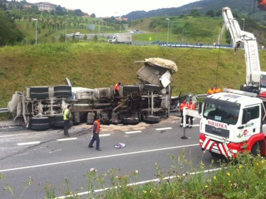 Imagen del camión que ha caído sobre un vehículo provocando la muerte del conductor del coche.