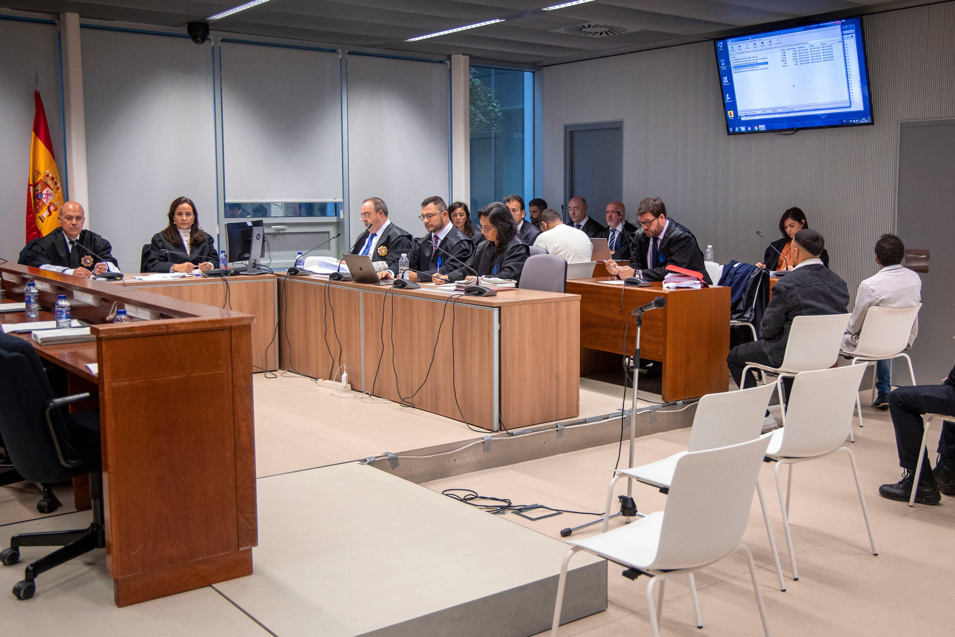 LOGROÑO 21/11/2023.- Los cuatro jóvenes que han reconocido haber asesinado a un repartidor en Logroño en 2021 se enfrentan este martes a la segunda sesión del juicio con jurado en la Audiencia Provincial de la capital riojana. EFE/ Raquel Manzanares